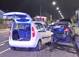 Die Autofahrerin prallte in das Heck eines am Straßenrand abgestellten Audi. Foto: Polizei