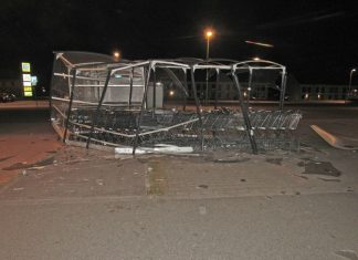 Ein schwarzer BMW rammte diesen Einkaufswagen-Unterstand mit großer Wucht. Foto: Polizei