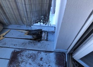 Der Holzboden des Balkons weist Spuren des Brandes auf. Foto: Feuerwehr Ratingen