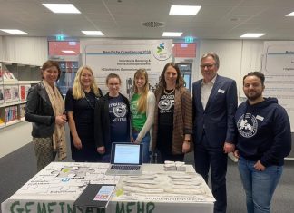 Ministerin Yvonne Gebauer, Susanne Herzgen (Bundesagentur für Arbeit), Berufsorientierungsteam Gymnasium Wülfrath: Mirjam Winter, Kathrin Wittig, Maren Pauly, Nabil Lakehal und Jürgen Steidel von der Vereinigung Bergischer Unternehmerverbände e.V. (2.v.r.). Foto: Städtisches Gymnasium