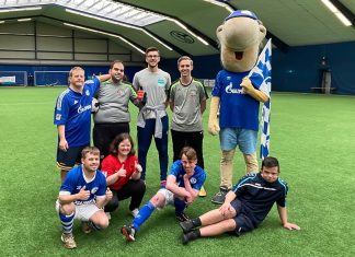 Die Rainbow Stars Soccer gemeinsam mit dem Schalker Maskottchen Erwin. Foto: privat