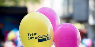 Luftballons der FDP sind auf einer Veranstaltung zu sehen. Foto: pixabay
