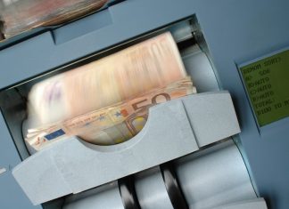 Geldscheine in einem Automaten sind zu sehen. Foto: pixabay