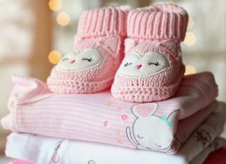 Ein Paar Baby-Schuhe steht bereit. Foto: pixabay