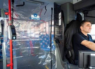 Busfahrer Ernadin Skender in einem Bus der Wuppertaler Stadtwerke, die jetzt mit Plastiktüren ausgerüstet wurden. Foto: WSW