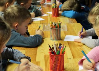 Schulen und Kitas sind geschlossen. Personen, die in Schlüsselpositionen beschäftigt sind, können ihre Kinder in eine Notbetreuung geben. Foto: Pixabay
