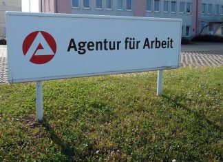 Ein Schild der Agentur für Arbeit vor dem Gebäude. Foto: pixabay/symbolbild