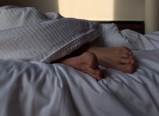 Schlafend im Bett fanden Polizeibeamte in Ratingen einen Einbrecher vor. Symbolfoto: pixabay