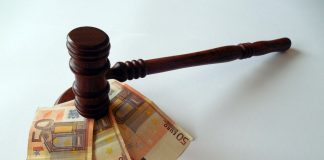 Ein Hammer und Geldscheine sind zu sehen. Foto: pixabay