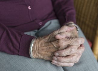 Sollen Familienangehörige zu Hause gepflegt werden, müssen die Handgriffe geübt werden. Foto: pixabay