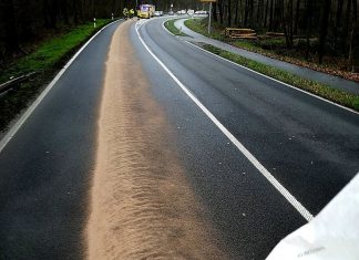 Die Einsatzkräfte streuten Bindemittel auf die Ölspur. Foto: Feuerwehr
