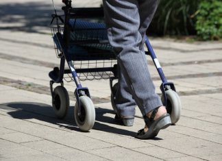 Der Rollator ist eine nützliche Gehhilfe, in manchen Situationen jedoch sperrig. Foto: pixabay