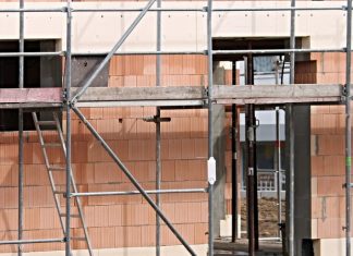 Ein Gerüst steht aufgrund von Baumaßnahmen an einem Haus. Foto: pixabay