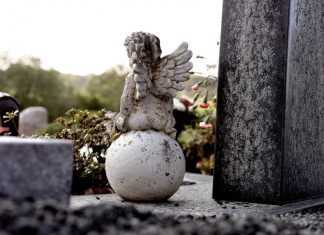 Die Friedhofsverwaltung kontrolliert in Ratingen wieder Grabmale. Symbolfoto: pixabay