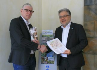 Bürgermeister Thomas Dinkelmann bedankt sich bei Bernd Wychlacz, der die städtische Tourist-Info in seinem Reisebüro untergebracht hat. Foto: Kreis Mettmann