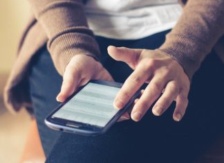 Eine Frau mit einem Smartphone. Foto: pixabay