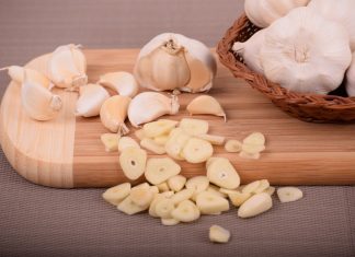 Die Verbraucherzentrale NRW mahnt: Mit Knoblauch aufgebrühtes Wasser ist kein Heilmittel bei einer Covid-19-Erkrankung. Foto: pixabay