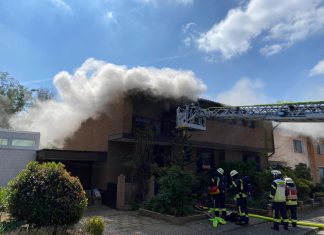 Dichter Rauch drang aus dem Küchenfenster im Obergeschoss. Foto: Feuerwehr Erkrath