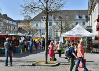 Auch auf dem Heiligenhauser Wochenmarkt darf nur noch mit Maske eingekauft werden. Archivfoto: Mathias Kehren