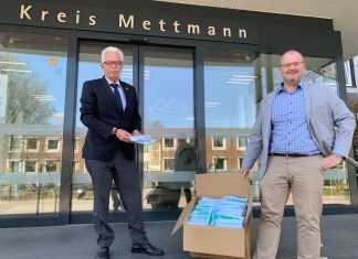 Landrat Thomas Hendele und Unternehmer Andreas Kupka mit den Schutzmasken. Foto: Kreis Mettmann