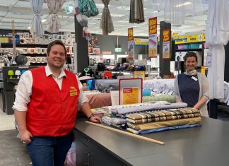 Antje Holitschke von der Bergischen Diakonie, zu der auch das Haus August von der Twer gehört, freut sich über die Initiative des POCO-Markts Wülfrath und der stellvertretende Marktleiter Andy Beuster ist glücklich darüber, helfen zu können. Foto: Poco Wülfrath