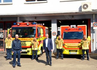 Bürgermeister Klaus Pesch und Feuerwehrchef René Schubert dankten den vier Feuerwehrmännern Gregor Henrichs, Andreas Schulz, Lukas Asbeck und Christoph Köster (v.l.n.r.) für ihren Einsatz in der neuen alten Feuerwache. Foto: Stadt Ratingen