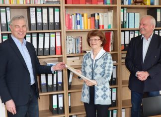 Bürgermeister Klaus Pesch (l.) und der Erste Beigeordnete Rolf Steuwe verabschieden Dagmar Huber. Foto: Stadt Ratingen