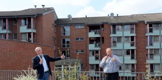 Bürgermeister Klaus Pesch und Heinz Hülshoff singen für Senioren. Foto: Stadt Ratingen