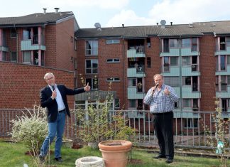 Bürgermeister Klaus Pesch und Heinz Hülshoff singen für Senioren. Foto: Stadt Ratingen