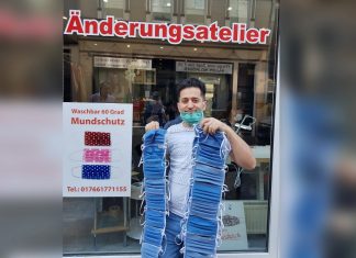 Der Nevigeser Änderungsschneider Ammar Morad mit den Masken für das Berufskolleg. Foto: Regine Höller