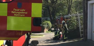 Die Brandschützer stellen die Wasserversorgung sicher. Foto: Feuerwehr Mettmann