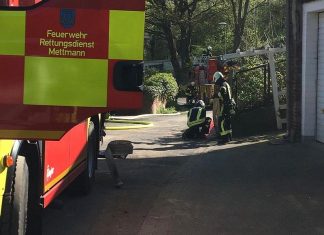 Die Brandschützer stellen die Wasserversorgung sicher. Foto: Feuerwehr Mettmann