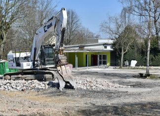 Der Abrtissbagger hat schon ganze Arbeite geleistet. Ende Aprill sollen alle Gebäude der ehemaligen Grundschule Am Baum abgetragen sein. Foto: Mathias Kehren