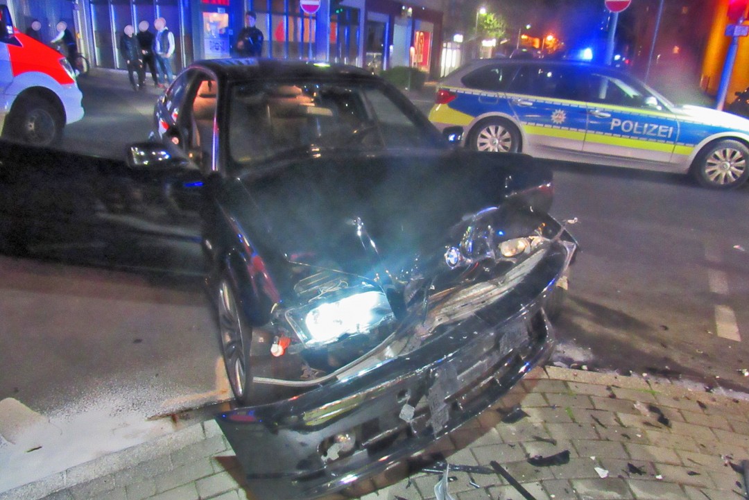 Auch die Front des BMW wurde beim Aufprall komplett zerstört. Foto: Polizei