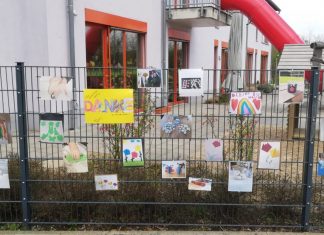 An der Kita "Hasenhaus" hängen Botschaften am Zaun. Foto: Caritas