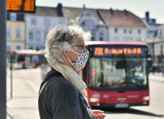 In Bus und Bahn ist eine Gesichtsmaske zu tragen, die Mund und Nase bedeckt. Foto: Mathias Kehren