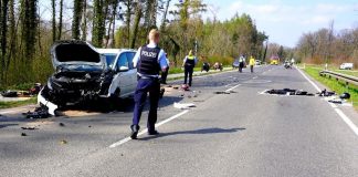 Auf der Mülhhemiern Straße ist ein Auto mit einem Motorrad kollidiert. Foto: Polizei