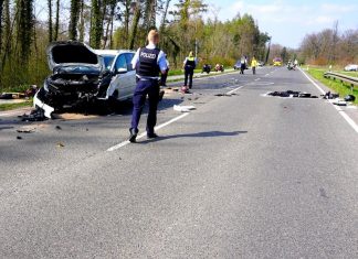 Auf der Mülhhemiern Straße ist ein Auto mit einem Motorrad kollidiert. Foto: Polizei