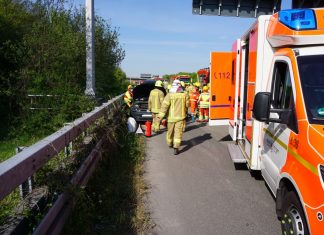 Der VW Golf kam an der Leitplanke zum Stehen. Foto: Feuerwehr Ratingen