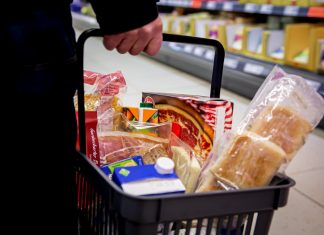 Damit Kundinnen und Kunden dieEInkaufskörbe weiterhin fllen können, schieben die Beschäftigten im Lebensmittelhandel Überstunden. Foto: NGG