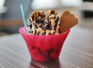 Eis darf nur im Becher und verpackt verkauft werden. Vor Genuss muss sich der Eisesser mindestens 50 Meter weit vom Geschäft entfernen. Symbolfoto: Pixabay