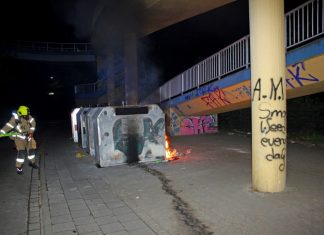 Zwei der fünf Container brannten in voller Ausdehnung. Foto: Polizei