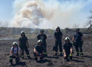 Verdiente Pause nach einem Löscheinsatz: Sieben der acht Mettmanner Einsatzkräfte. Foto: Feuerwehr Mettmann