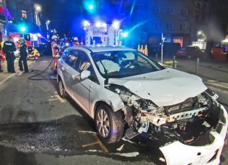 Der am Unfall beteiligte Ford nach dem Frontalcrash auf der Velberter Oststraße. Foto: Polizei