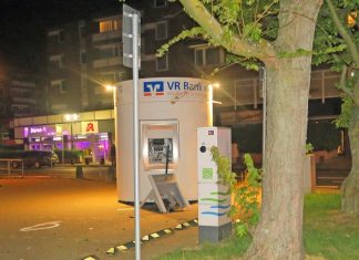 Der frei stehende Geldautomat wurde bei der Sprengung stark beschädigt. Foto: Polizei