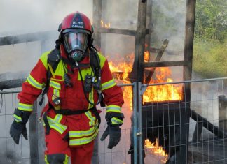 Die Feuerwehr konnte nicht mehr verhindert, dass das SPielgerät vollständig ein Raub der Flammen wurde. Foto: Feuerwehr Heiligenhaus