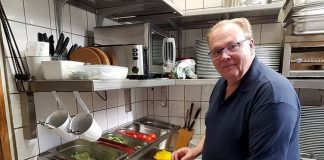 Gastronom Heinz Hülshoff bereitet Mittagessen für Bedürftige zu. Foto: Alfons Bruglemans