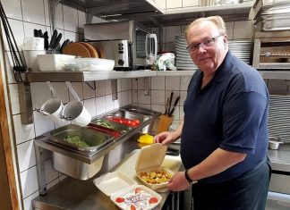 Gastronom Heinz Hülshoff bereitet Mittagessen für Bedürftige zu. Foto: Alfons Bruglemans