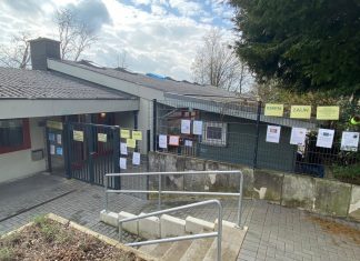 Weil die Kitas zurzeit geschlossen sind, können sich die Kinder dieser städtischen Kita mit ihren Eltern Ausmalbilder oder Rezepte am "Ideen-Zaun" abholen. Foto: Kreisstadt Mettmann