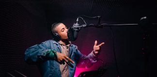 Bei der HipHop-Challenge kann man einen eigenen Rap zum Thema „Isolation“ für einen gemeinsamen Song einreichen. Foto: shutterstock